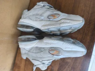 Zapatillas Puma grises y doradas