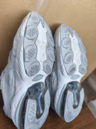 Zapatillas Puma grises y doradas