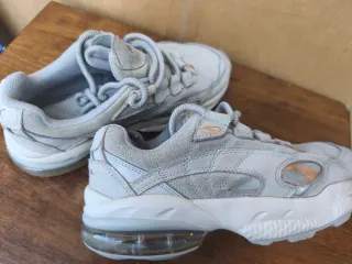 Zapatillas Puma grises y doradas