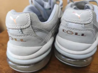 Zapatillas Puma grises y doradas