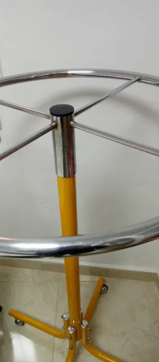 Perchero Metálico Redondo con Ruedas