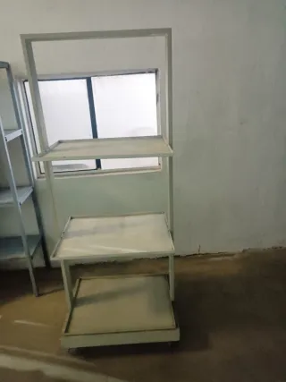 Estantería metálica gris con ruedas