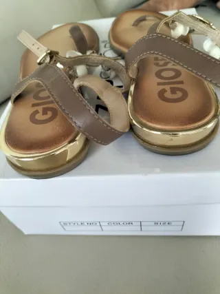 Sandalias Gioseppo marrones con abalorios marinos
