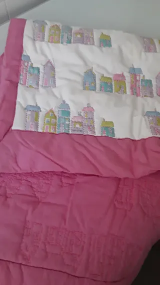 Edredón cuna estampado casas