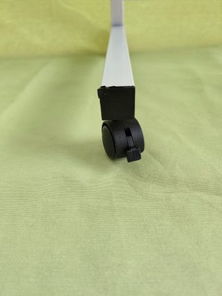 Mesa auxiliar ajustable con ruedas  - Nueva (60cm)