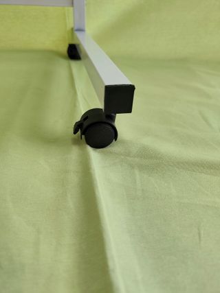 Mesa auxiliar ajustable con ruedas  - Nueva (60cm)