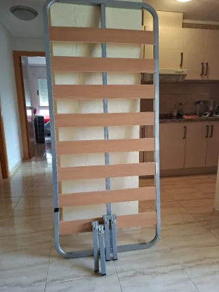 Somier con lamas de madera y patas de 80x180