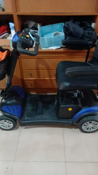Scooter eléctrico azul y negro