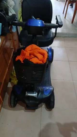 Scooter eléctrico azul y negro