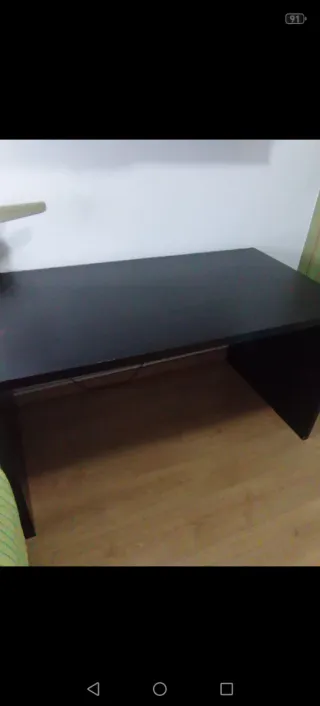 Escritorio de madera negro y beige