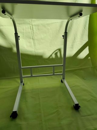 Mesa auxiliar ajustable con ruedas - Nueva (60cm)