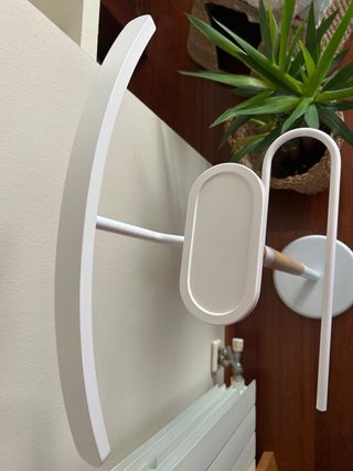 Galan de noche blanco y madera