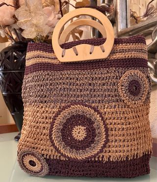 Bolso  marrón, beige y dorado con asas de madera