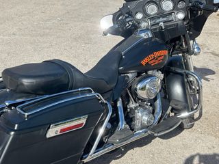 Harley Davidson Electra Glide FLHT Negra