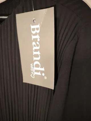 Vestido negro plisado manga larga