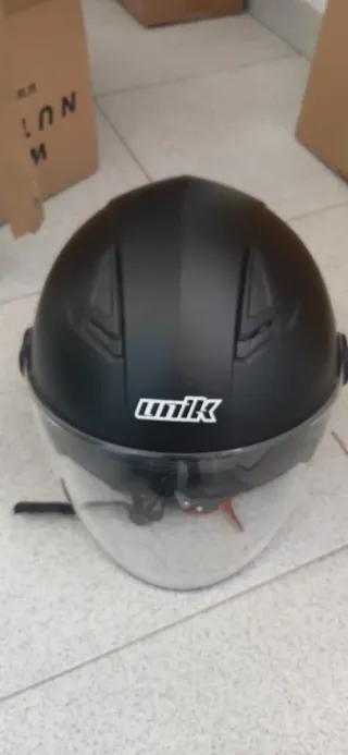 Casco de moto negro con visera M