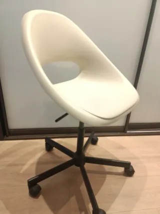 Silla giratoria Ikea beige y negra