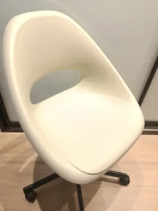 Silla giratoria Ikea beige y negra