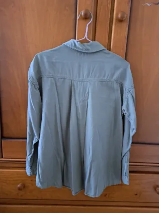 Camisa Zara verde kaki estilo denim