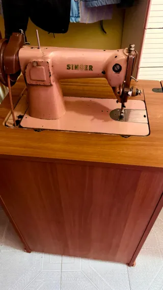 Máquina de coser Singer eléctrica con mueble