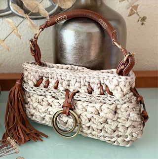 Bolso tejido beige y marrón con flecos