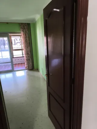 Puerta de madera de paso