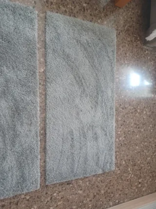 Due tappeti grigi in tessuto in perfette condizioni