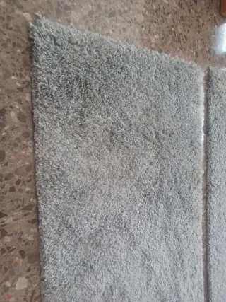 Due tappeti grigi in tessuto in perfette condizioni