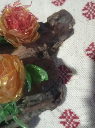 Tronco con fiori artigianali in plastica