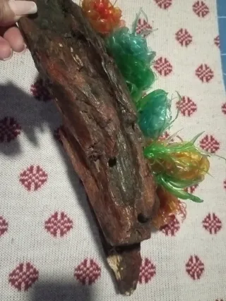 Tronco con fiori artigianali in plastica