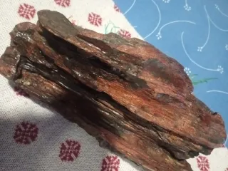 Tronco con fiori artigianali in plastica