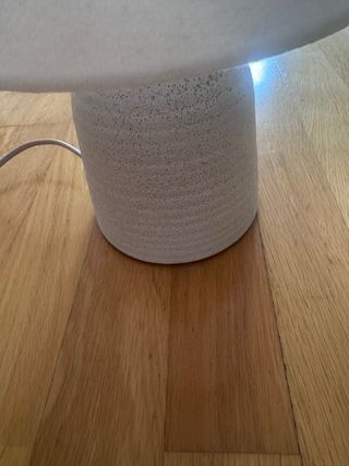 Lámpara de mesa beige y blanca