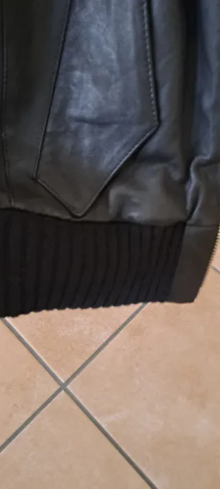 Giubbotto in pelle nero con collo in pelliccia