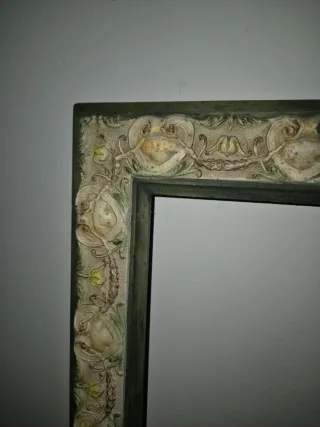 Marco de madera labrado con flores