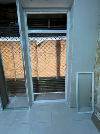 Puerta abatible blanca