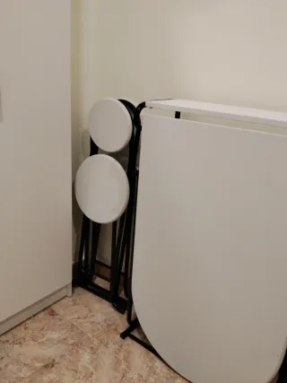 Mesa plegable con 2 taburetes