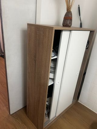 Armadio con ante scorrevoli in legno e bianco