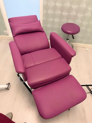 Sillón estética rosa fucsia + taburete