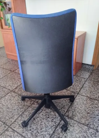 Silla de oficina ergonómica azul y negra