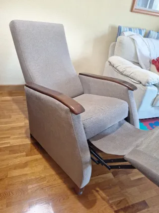 Sillón reclinable de tela y madera