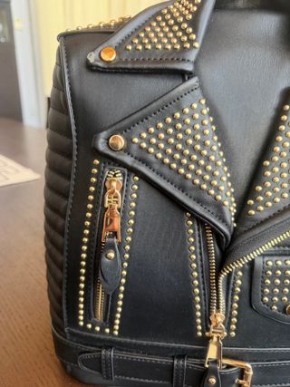 Mochila Negra con Tachuelas Doradas. Estilo rock