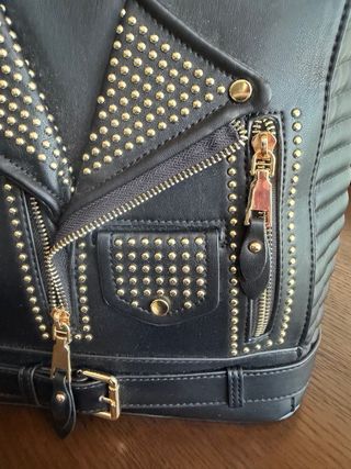 Mochila Negra con Tachuelas Doradas. Estilo rock