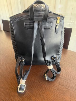 Mochila Negra con Tachuelas Doradas. Estilo rock