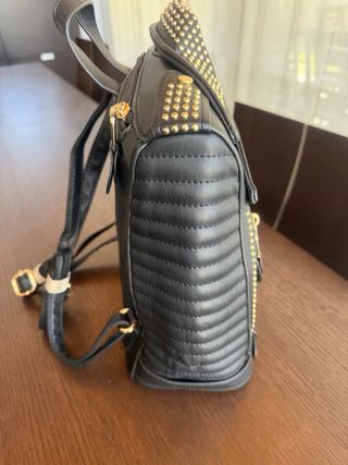 Mochila Negra con Tachuelas Doradas. Estilo rock