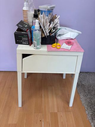 Mesita de noche Ikea blanca y rosa