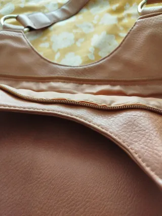 Bolso de flecos beige y marrón