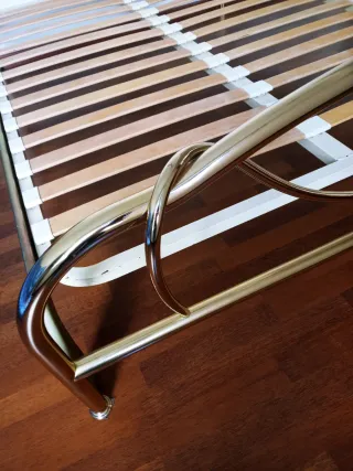 Cama dorada metal con cabecero y base madera