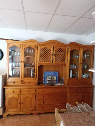 Mueble de pino de tres cuerpos