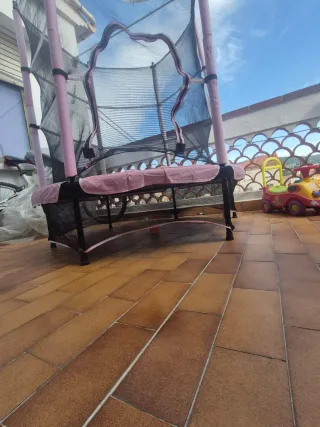 Trampolín infantil rosa con red de seguridad