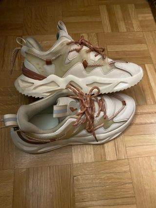 Zapatillas deportivas blancas y rosas